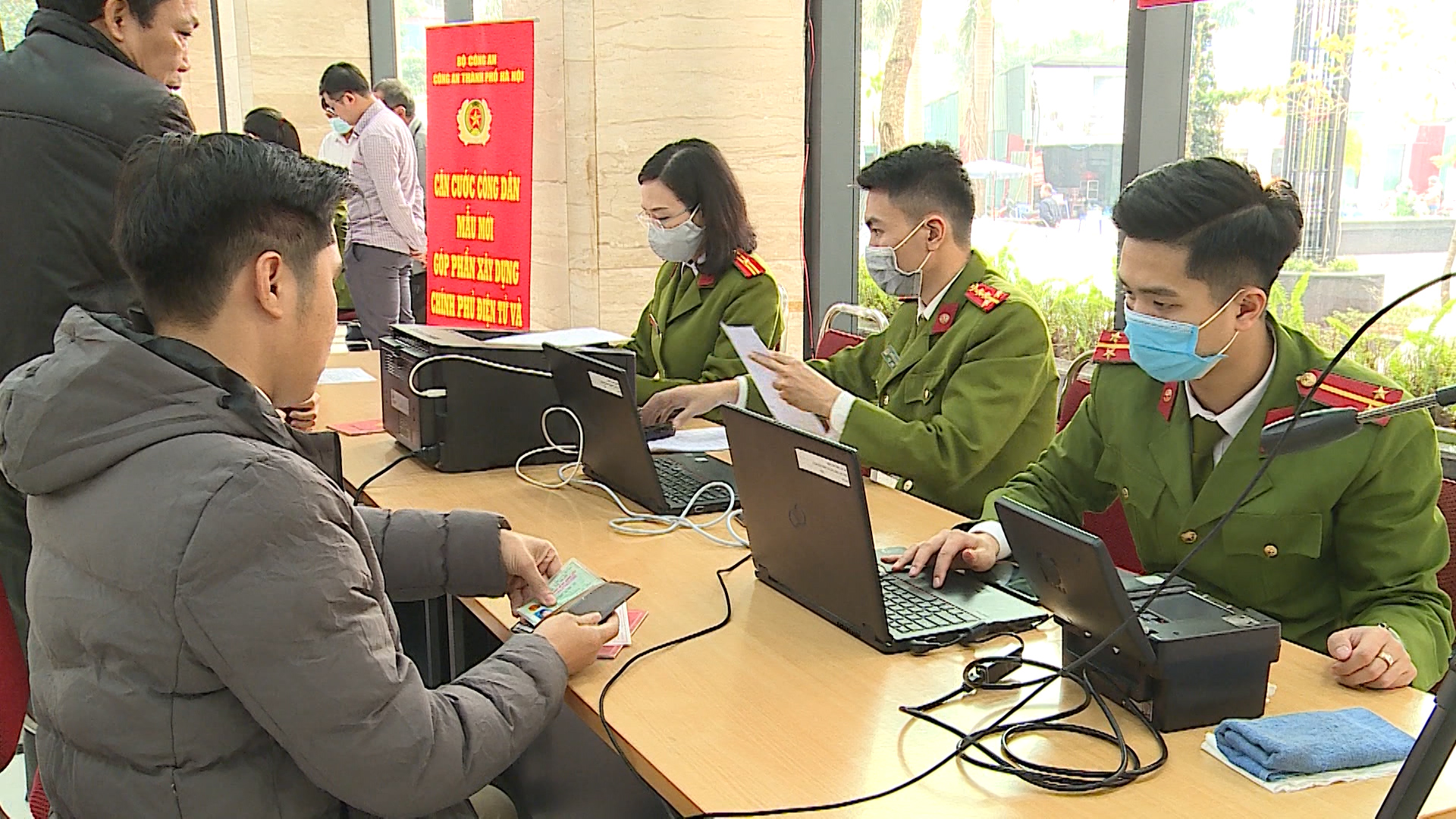 Hệ[-]thống[-]cơ[-]sở[-]dữ[-]liệu[-]quốc[-]gia[-]về[-]dân[-]cư[-]là[-]hệ[-]thống[-]nền[-]tảng[-]giúp[-]thay[-]đổi[-]phương[-]thức[-]quản[-]lý[-]công[-]dân